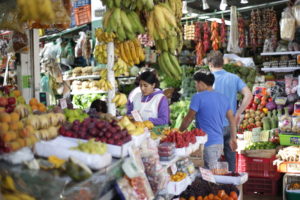 Streifzug über einen Markt in Lima