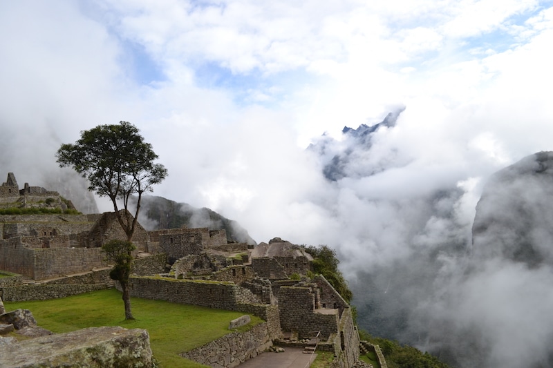 Machu Picchu mit Wolken