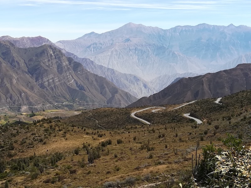 Kurvige Straßen in den peruanischen Anden