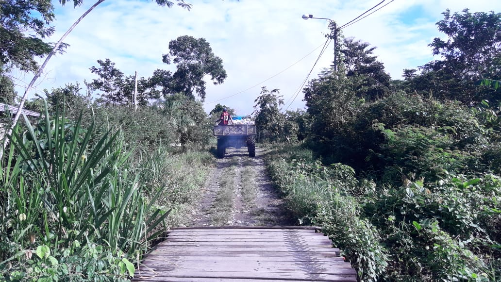 LKW auf dem Weg nach Palotoa